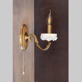 Aplice, corpuri de iluminat pentru pereti - Aplica de perete design italian din alama si portelan alb 9952